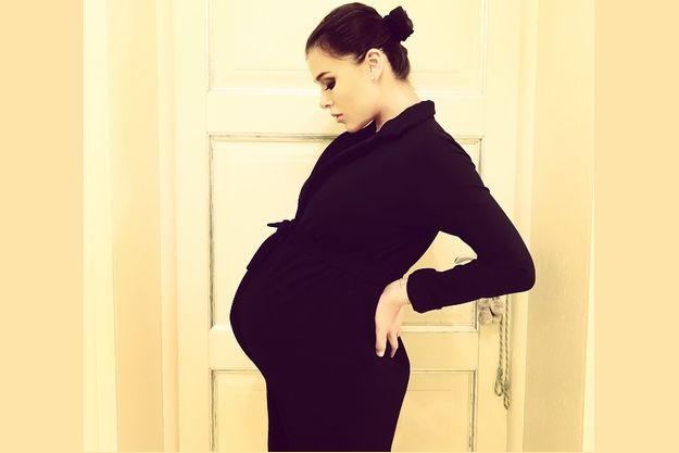 Елена Темникова продемонстрировала огромный беременный живот