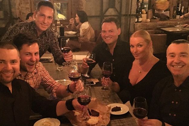 Анастасия Волочкова оттянулась в компании пяти мужчин