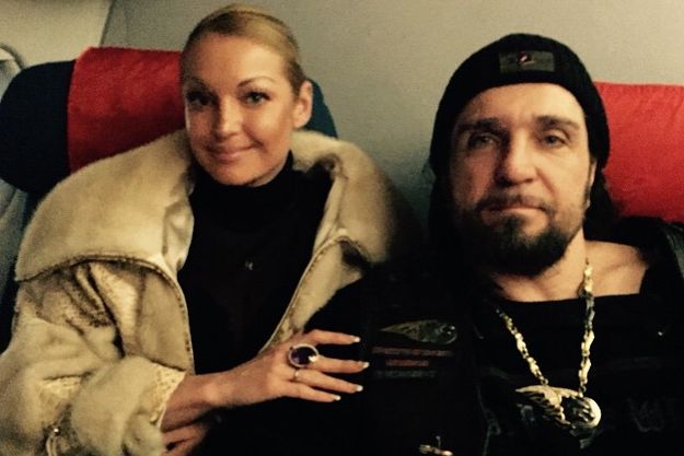 Анастасия Волочкова прилетела в Крым с байкером Хирургом