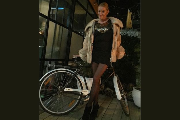 Анастасия Волочкова сменила лимузин на велосипед