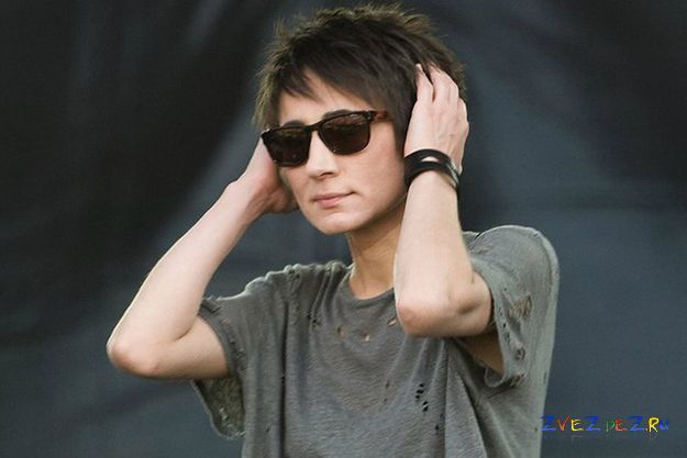 Земфира на похоронах матери напала на журналистов