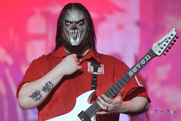 Гитарист Slipknot ранен ножом в голову собственным братом