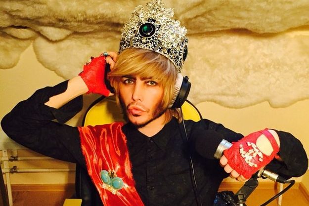 Сергей Зверев читал Пушкина на площади в норковых трусах