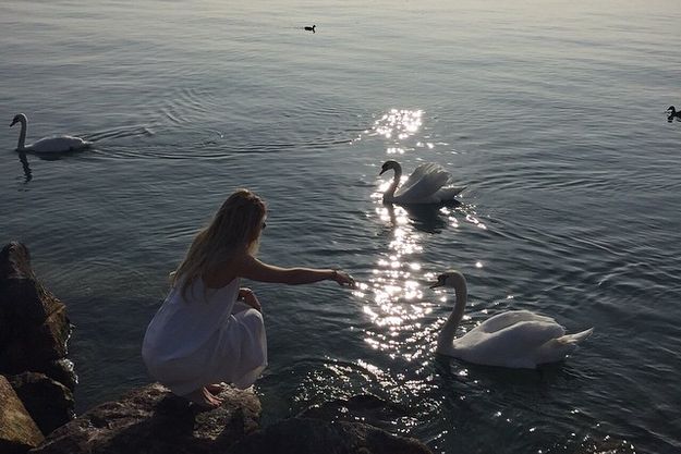 Вера Брежнева подружилась с лебедями