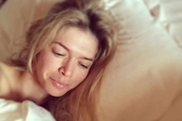 Вера Брежнева показала постельное фото без макияжа