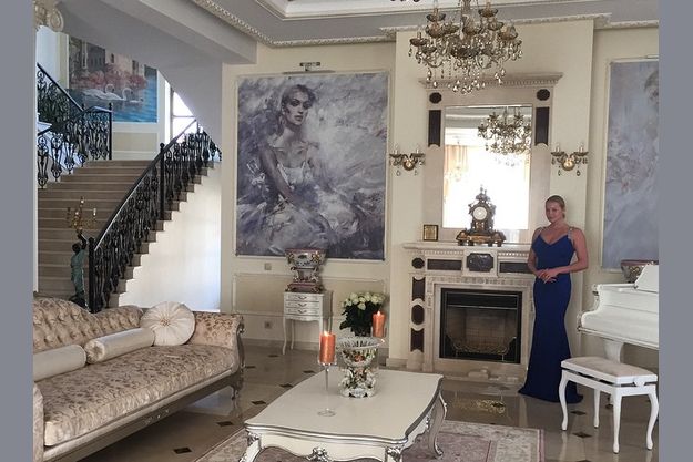 Анастасия Волочкова переехала в новый особняк