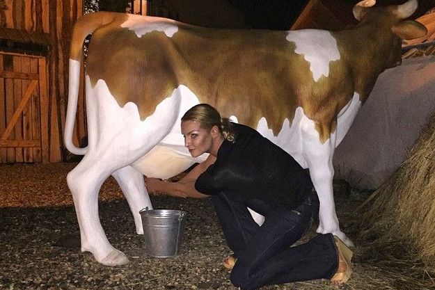 Анастасия Волочкова сдоила корову в Башкирии