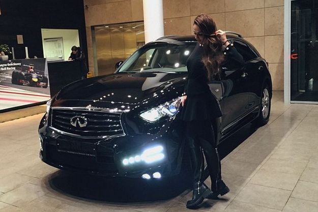 У Алены Водонаевой угнали ее роскошный автомобиль