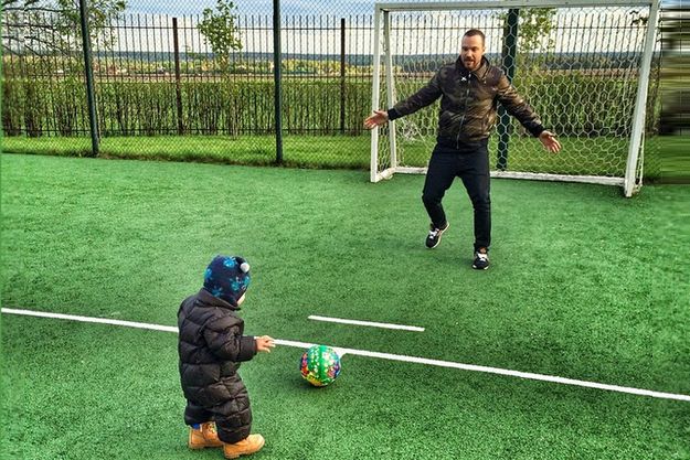 Алексей Чадов сыграл с сыном в футбол