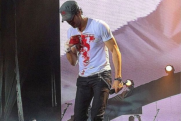 Энрике Иглесиас чуть было не лишился пальцев на концерте в Мексике