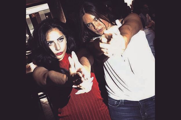 Леди Гага засветили в Instagram беременный живот