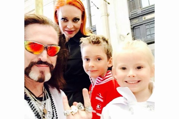 Никита Джигурда с женой и детьми возвращается в Москву