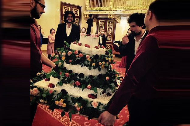 Даниле Козловскому в день рождения подарили громадный торт