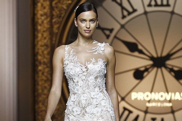 Ирина Шейк примерила свадебное платье после страстного поцелуя с Брэдли Купером