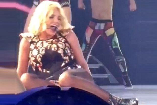 Бритни Спирс упала на сцене во время концерта