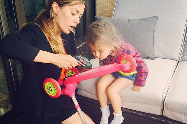 Виктория Боня починила самокат дочери