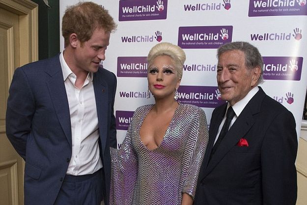 Леди Гага соблазнила принца Гарри глубоким декольте