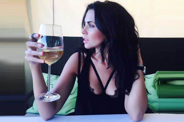 Настя Каменских показала соблазнительное декольте