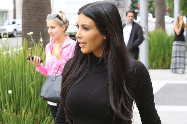 Ким Кардашьян засветила беременный живот в облегающем черном платье