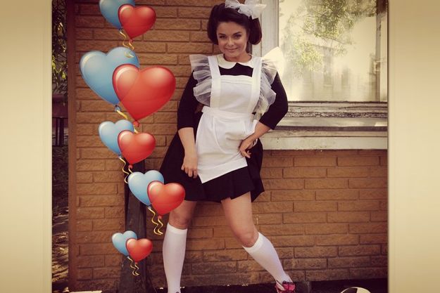 Наташа Королева примерила форму выпускницы школы