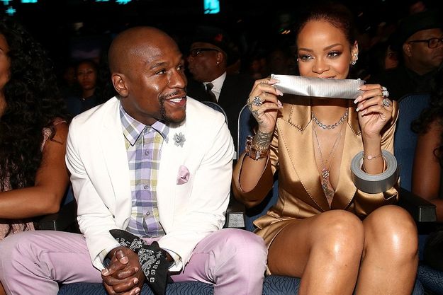 Рианна заклеила рот скотчем Флойду Мэйуэзеру