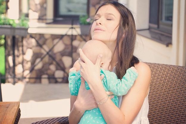 Елена Темникова показала вблизи новорожденную дочь