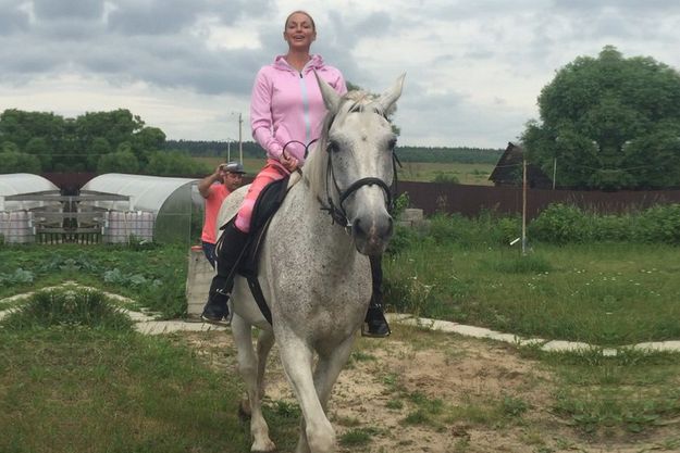 Анастасия Волочкова оседлала рысака