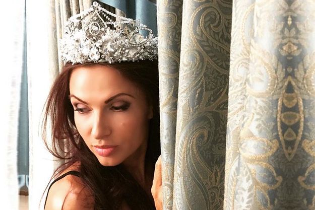 Эвелина Бледанс надевает дома корону