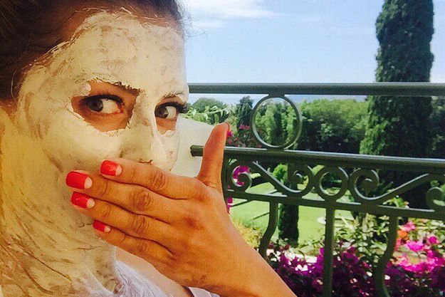 Виктория Боня шокировала лицом в маске