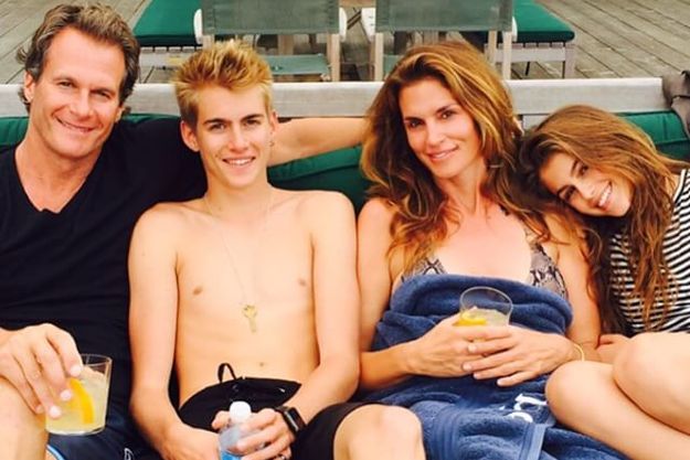 Синди Кроуфорд показала семейное фото