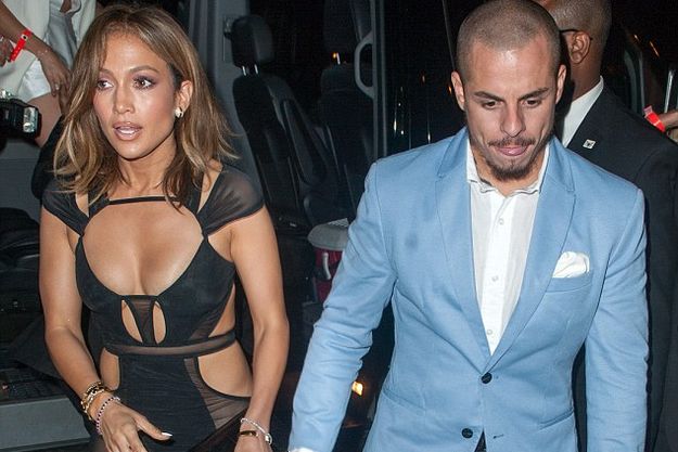 Дженнифер Лопес отпраздновала 46-летие в откровенном платье