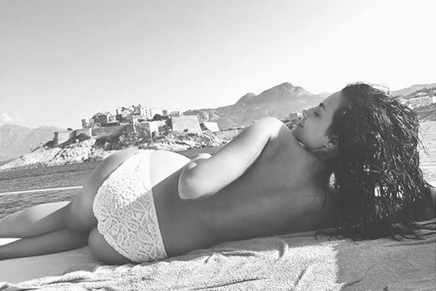 Настя Каменских показала свое фото топлес