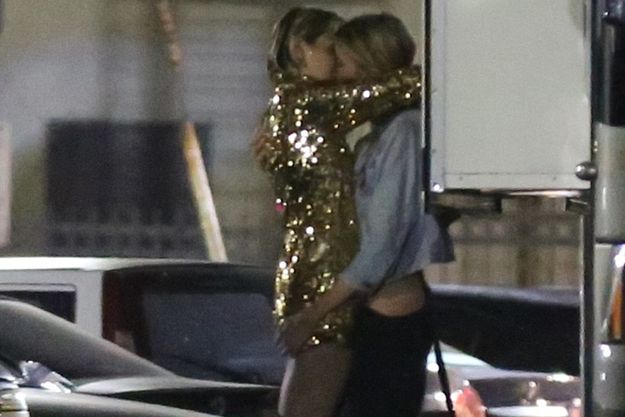 Майли Сайрус застали за поцелуями с девушкой