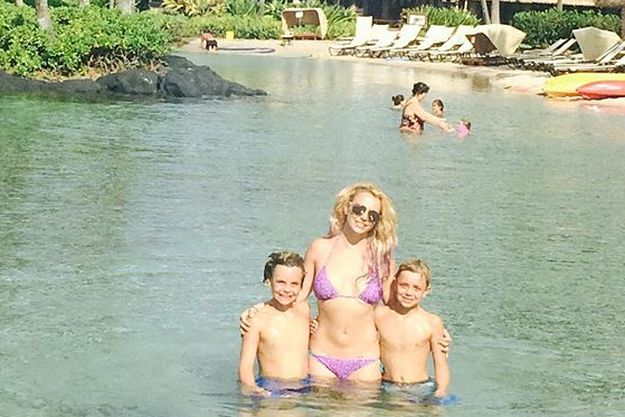 Бритни Спирс похвасталась фигурой в купальнике