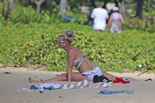 Бритни Спирс занималась спортом прямо на пляже