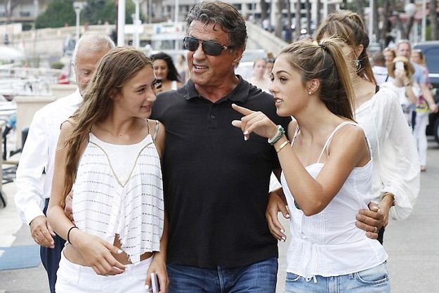 Сильвестр Сталлоне прогулялся с красавицами дочерьми