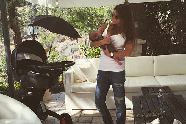 Кэти Топурия показала лицо новорожденной дочери