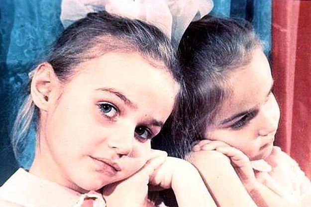 Алена Водонаева поделилась с поклонниками детскими фотографиями