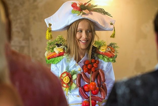 Ксения Собчак примерила аксельбанты из сосисок