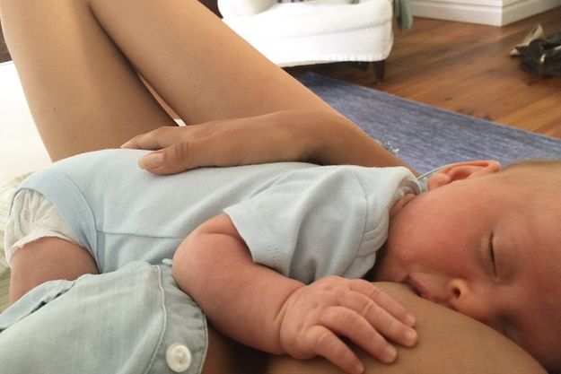 Хилария Болдуин показала фото кормления грудью сына Рафаэля