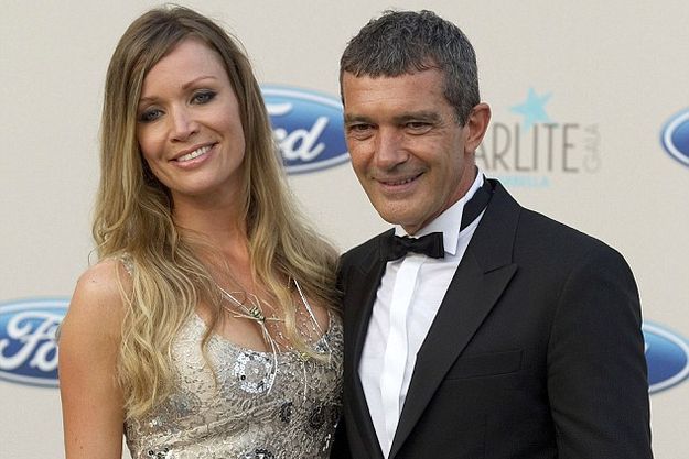 Антонио Бандерас вышел в свет сразу с двумя девушками