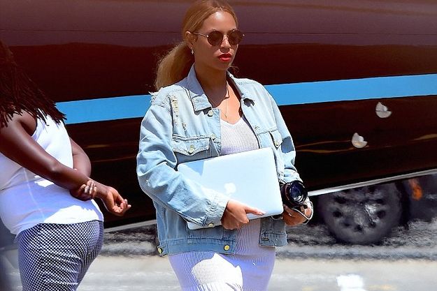 Бейонсе пытается скрыть беременность при помощи ноутбука