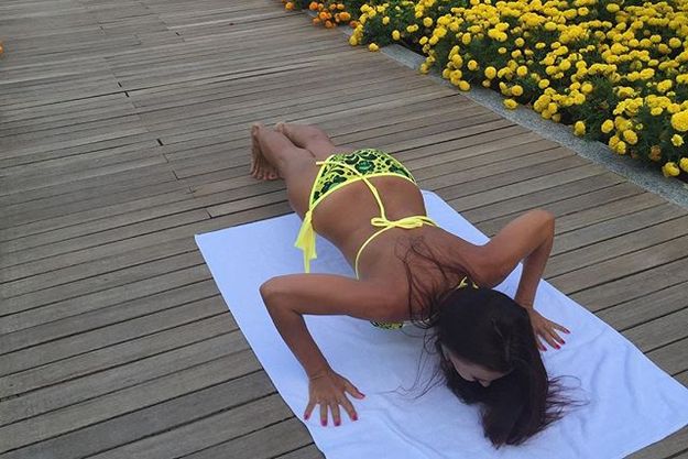 Эвелина Бледанс устроила из занятий спортом эротическое шоу