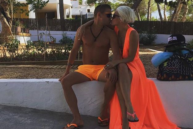 Митя Фомин поцеловал супругу своего друга