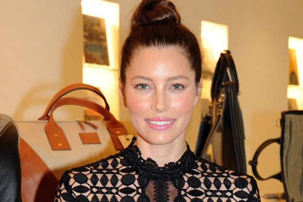 Джессика Бил впервые после родов вышла в свет