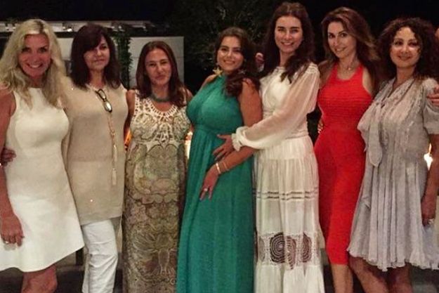 Виктория Крутая в компании подруг