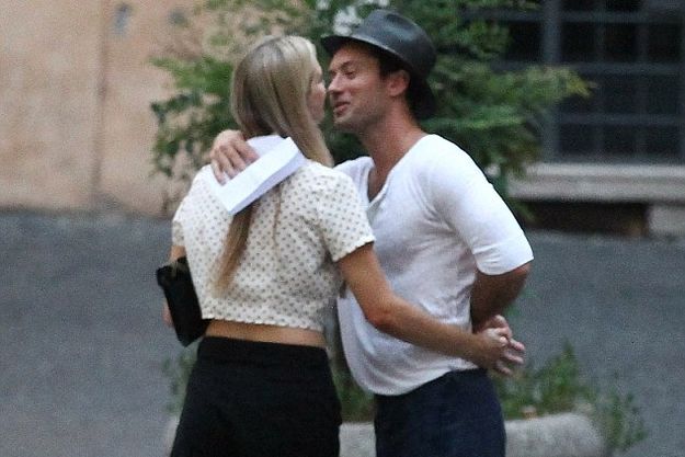 Джуд Лоу был замечен на прогулке с молодой любовницей