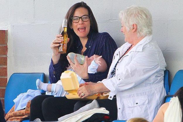 Лив Тайлер кормит сына молоком, попивая при этом пиво