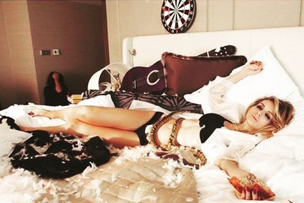 Полуобнаженная Светлана Лобода провела в постели со змеями 5 часов