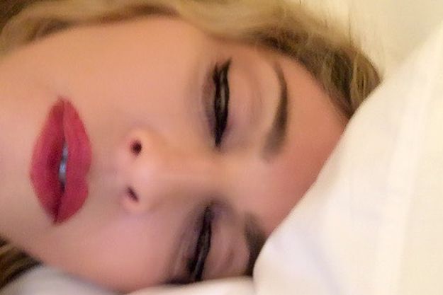 Мадонна шокировала постельным селфи